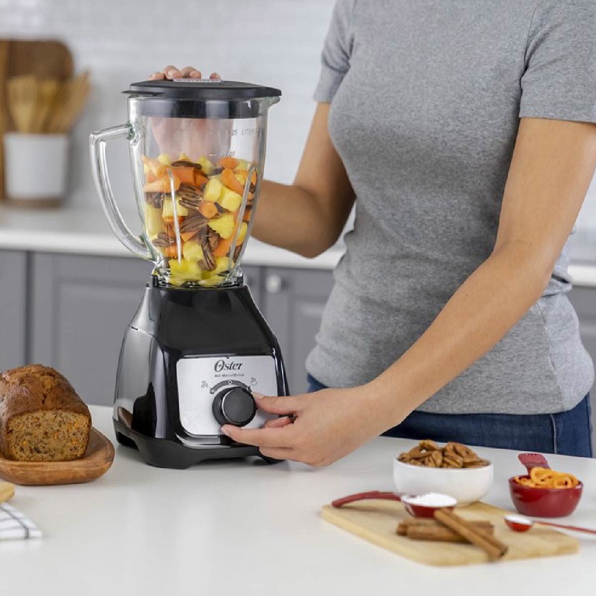 Licuadora 2 Velocidades + Pulso Vaso de Plástico Oster Negra BLSTKAP-BRD-013 (2110673)